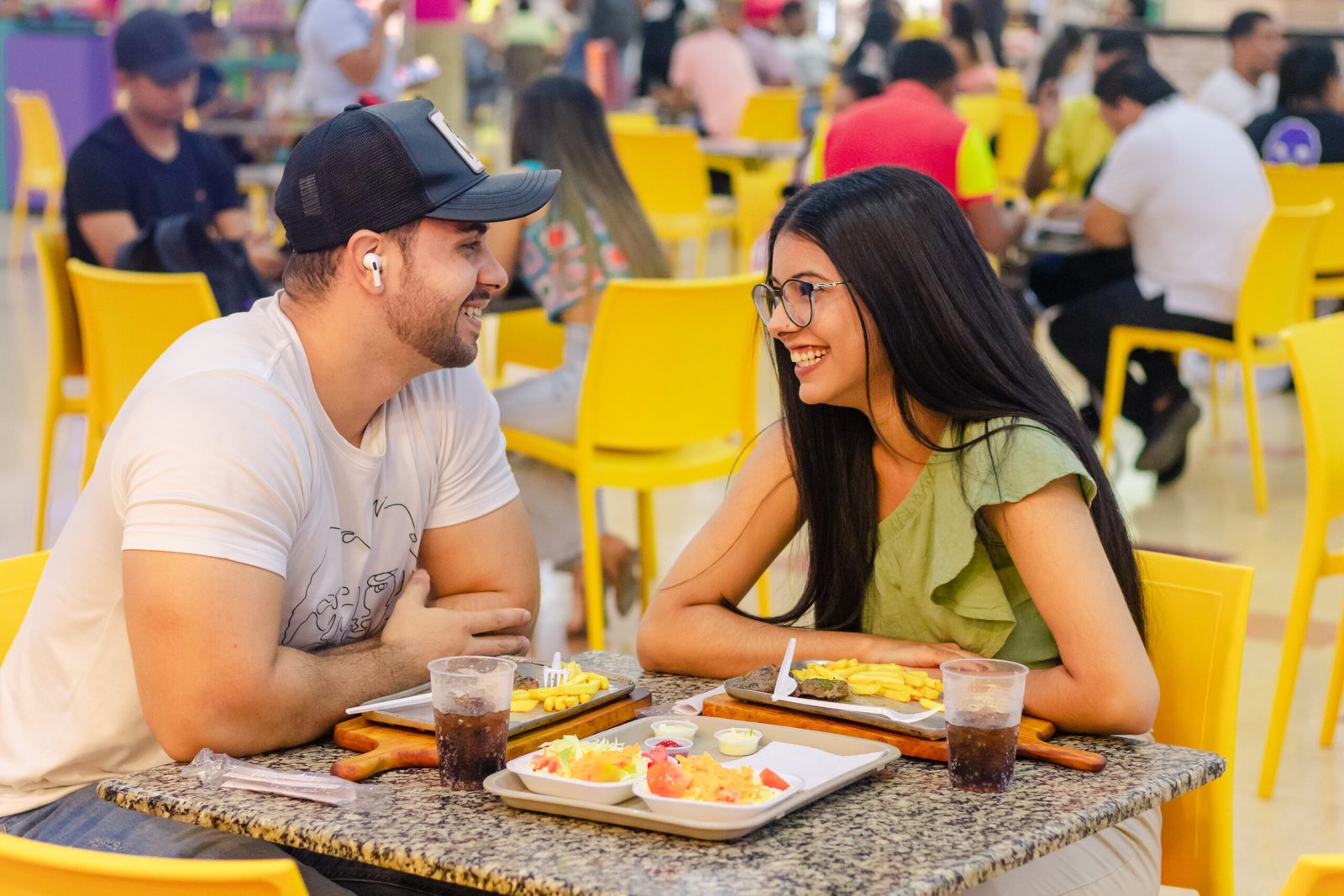 plaza de comida sonriendo 2